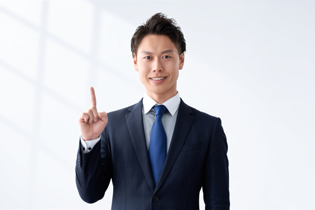 アイデアを表現するスーツの男性