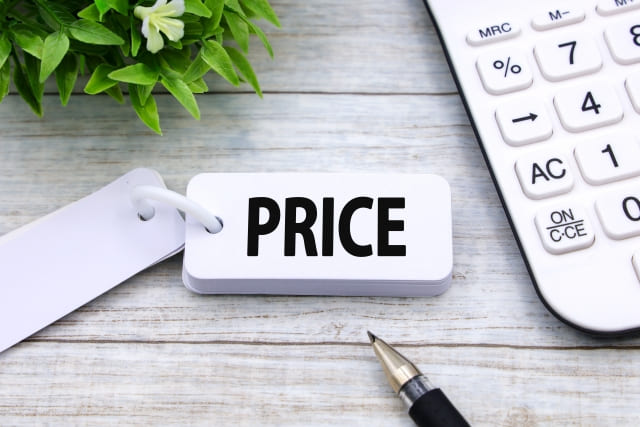 価格ラベルと電卓とペンの画像